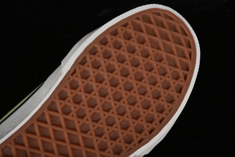 Vans Chukka Push Low-Top Skate Shoes with Slip-Resistant Sole in Apple Green - VN0008ZE08P