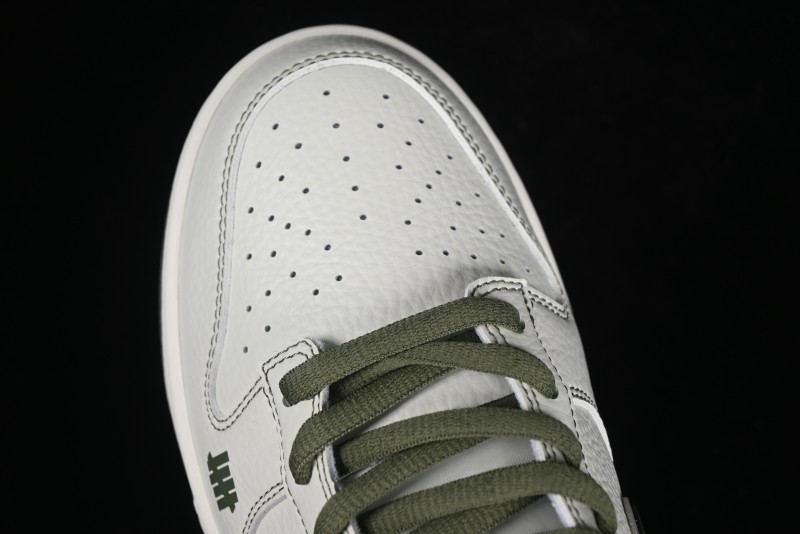 Nike SB Dunk Low x Undefeated Collaboration Casual Skate Shoes - UN1697-633