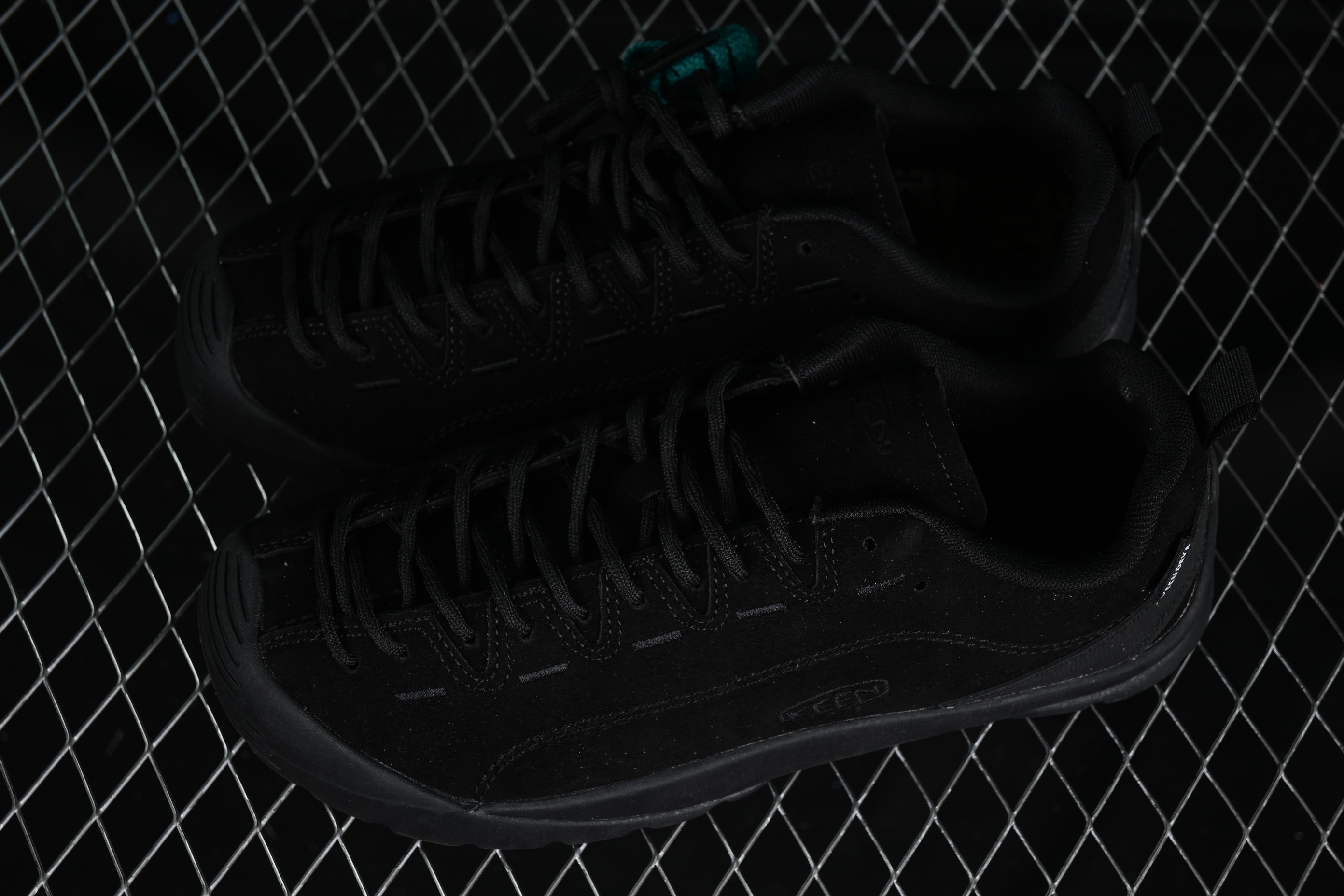 KEEN Men's Jasper II Waterproof Sneaker - All-Black Minimalist Design