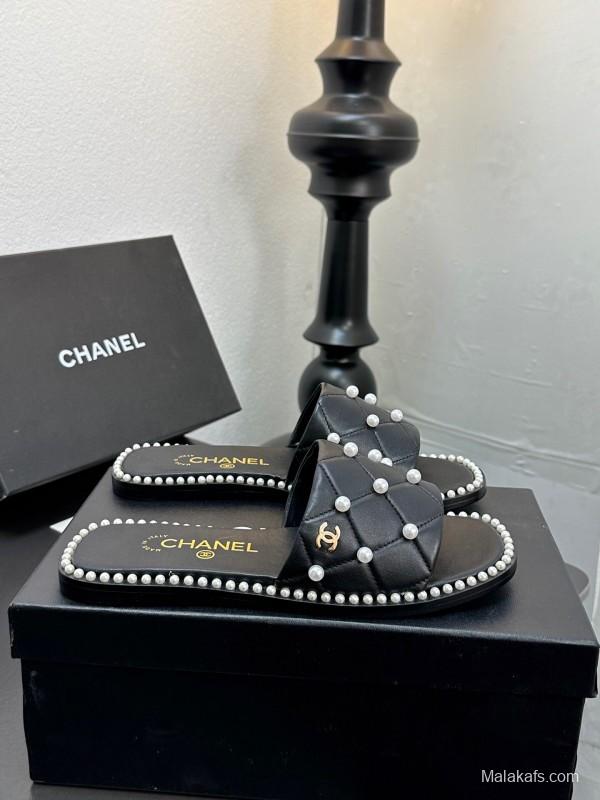 2025 Slippers CHANEL Black Leather Pearl Decor