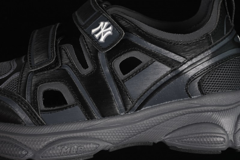 New York Yankees MLB Ace Runner Mask Jane Summer Casual Sandals - 3ASDACE5350BKS