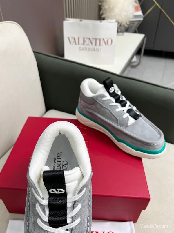 VALENTINO RUNBOOT Mid-Top Athletic Shoes with Urban Casual Design - AS00380