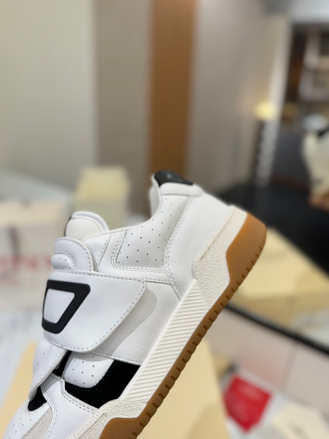 VALENTINO 2025 SS Casual Sneakers with V Logo Hook-and-Loop Closure - AS00410