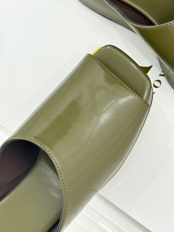 The Row Fall/Winter 2025 Platform Slides - KFY00280